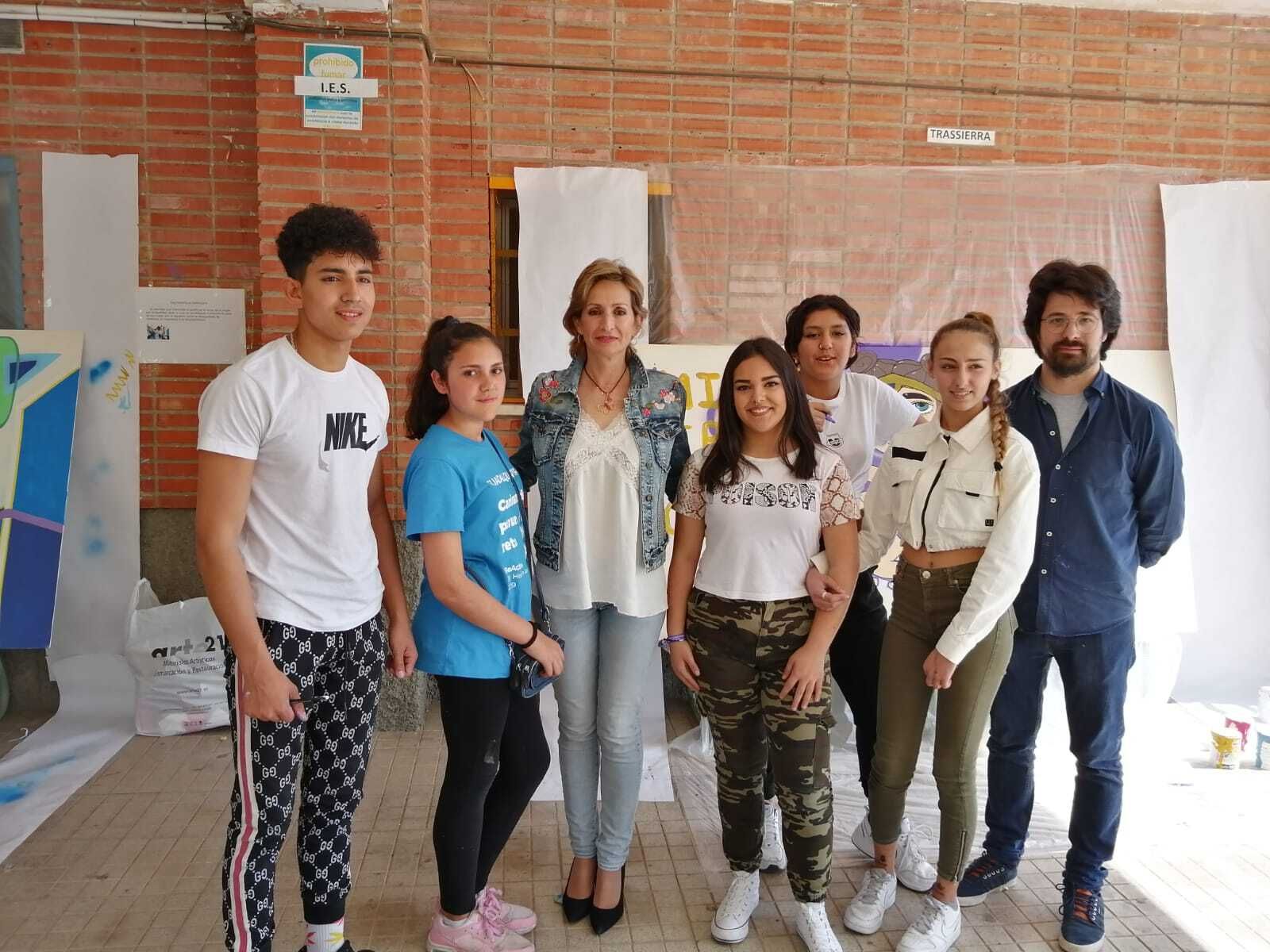 La delegada de Educación, con alumnos del colegio Nuestra Señora de la Sierra de Cabra.