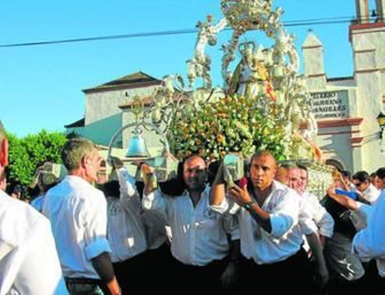 Varias personas presentan sus platos al jurado del concurso de repostería.
