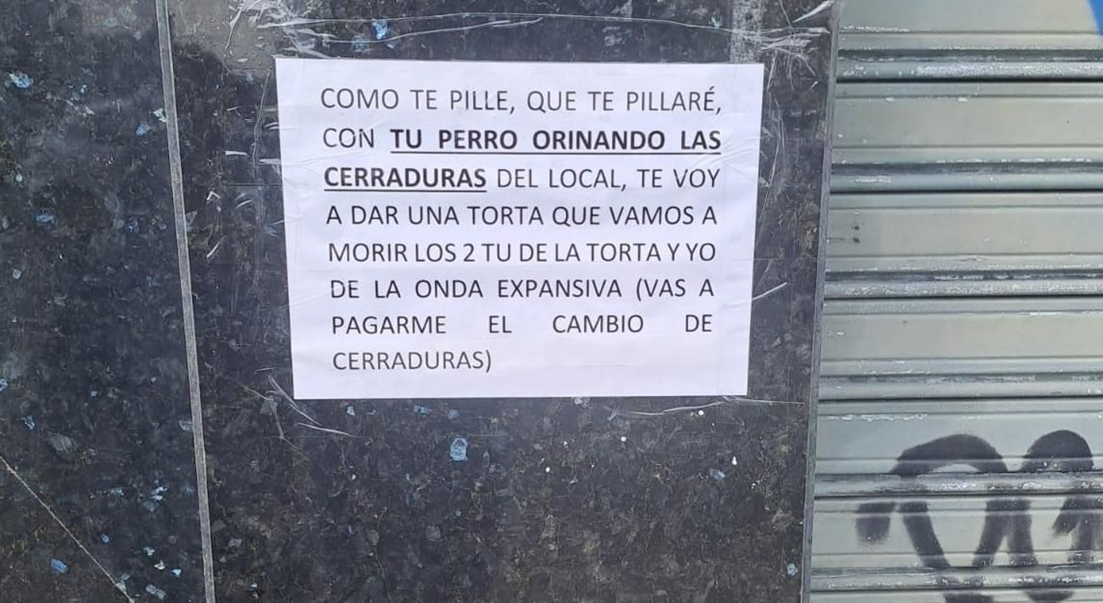 Imagen del cartel que ha colgado el dueño de un local en Jerez harto de que un perro se orine en su cerradura