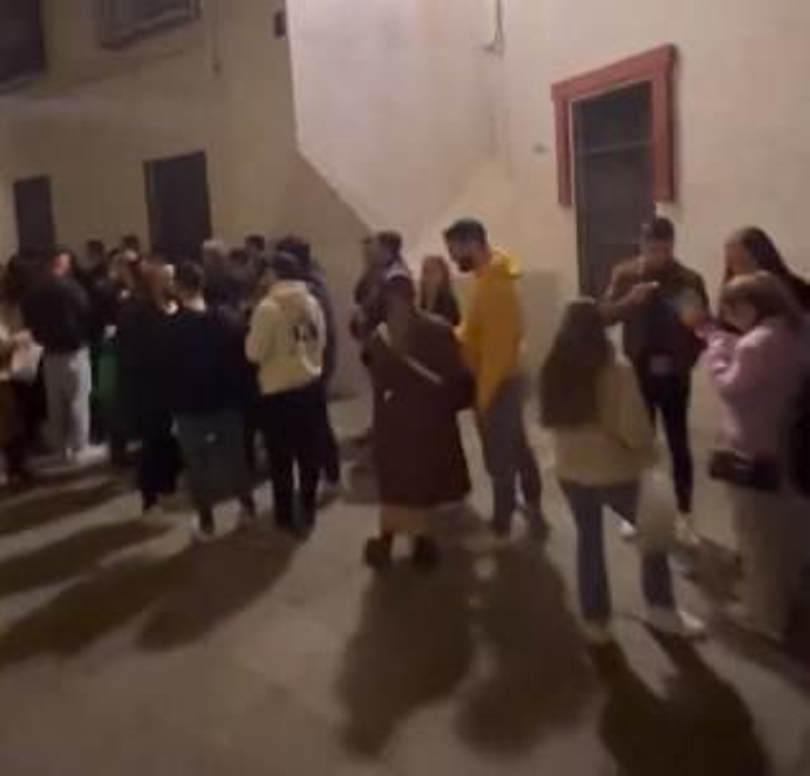 Las colas se formaron hora y media antes del concierto