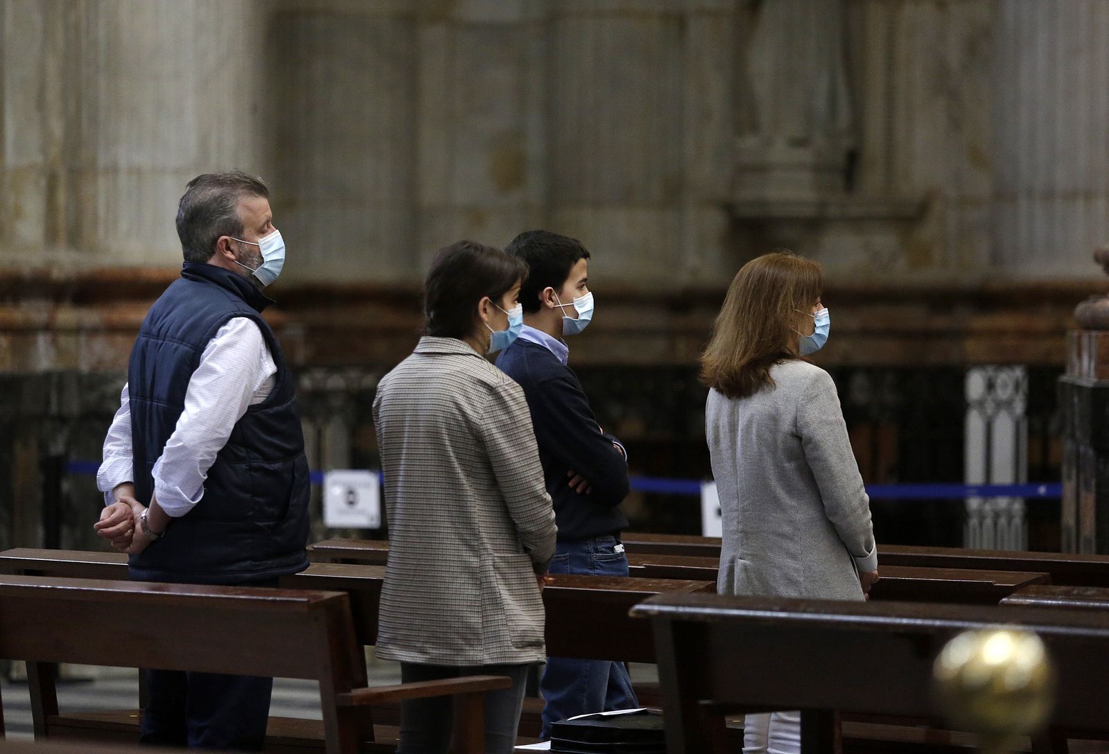 Primera misa en la Catedral de Cádiz, oficiada por el Obispo.