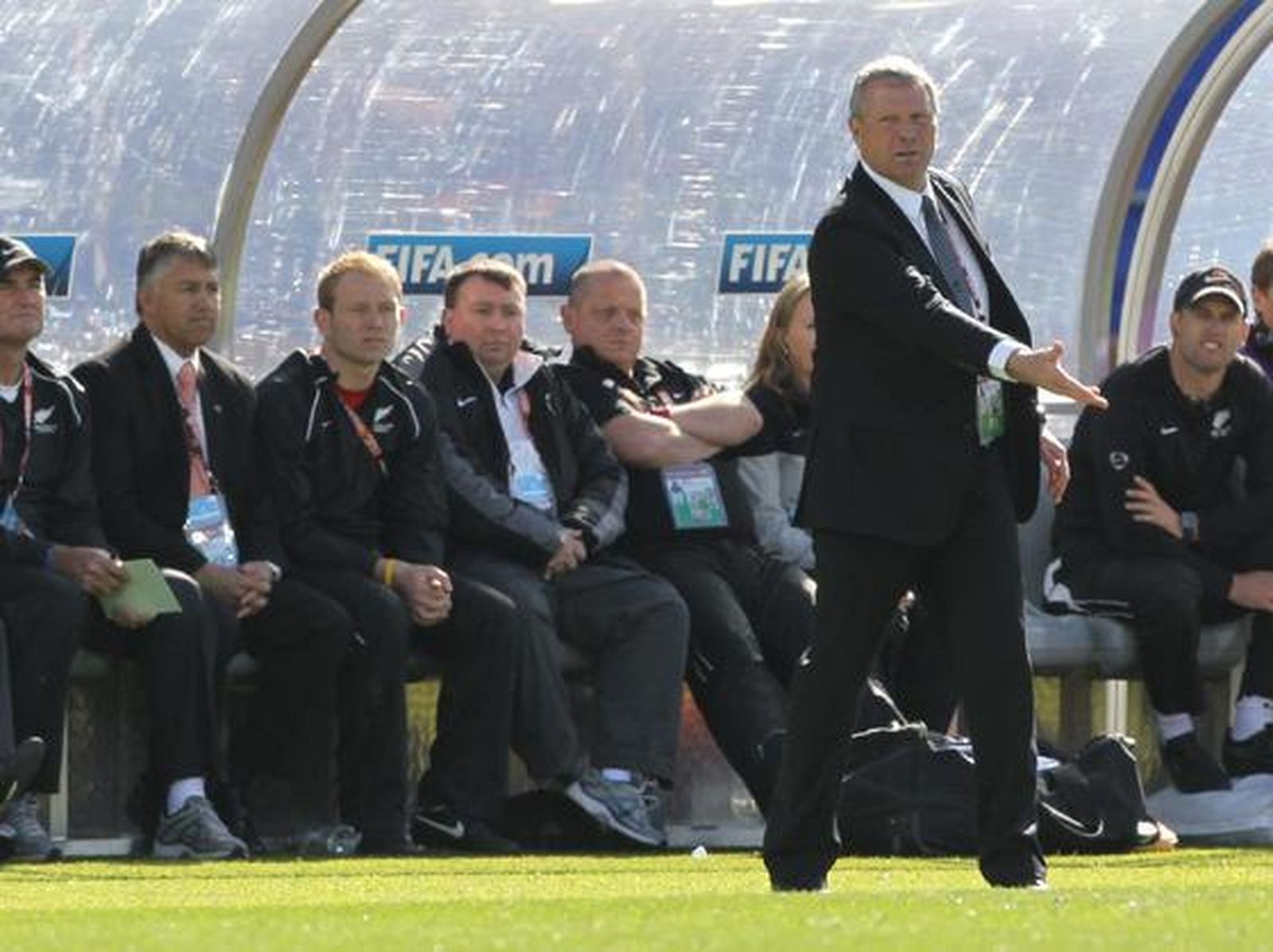 El técnico de la selección de Nueva Zelanda, Ricki Herbert, da instrucciones desde el banquillo.

Foto: Efe