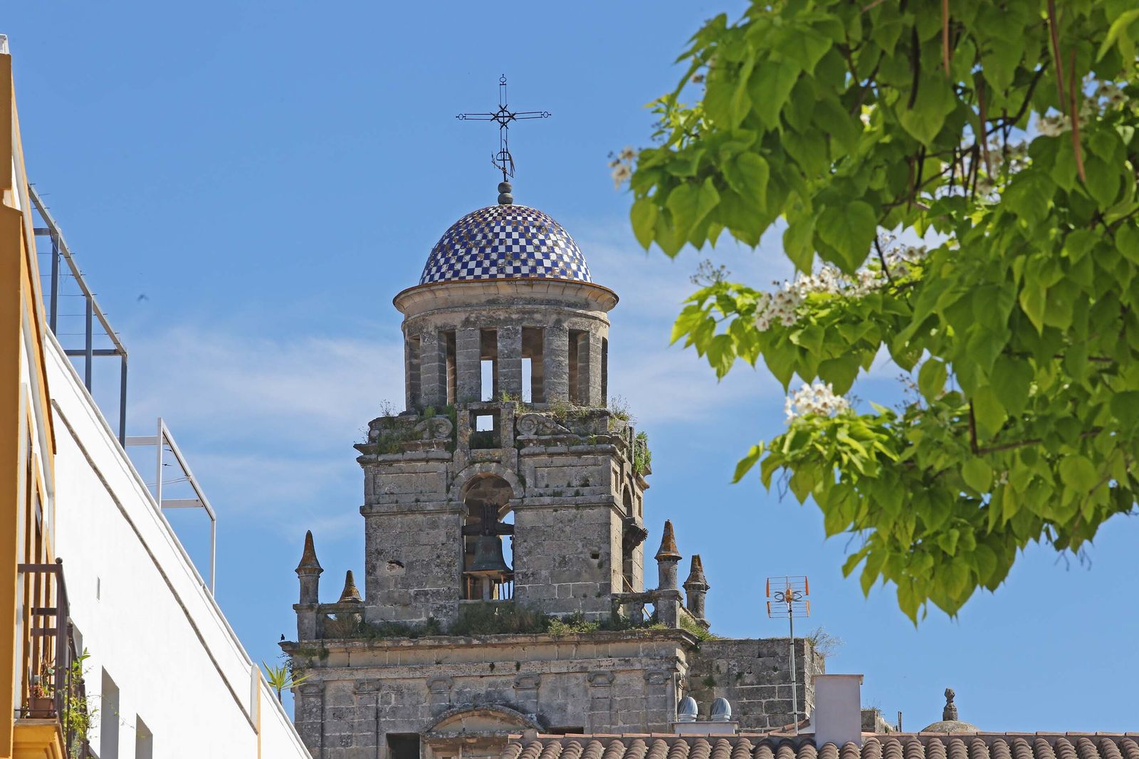Imagen de la torre campanario de San Juan de los Caballeros.