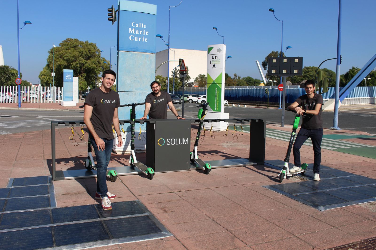 Los fundadores de Solum, con su solución en la Cartuja, en Sevilla.