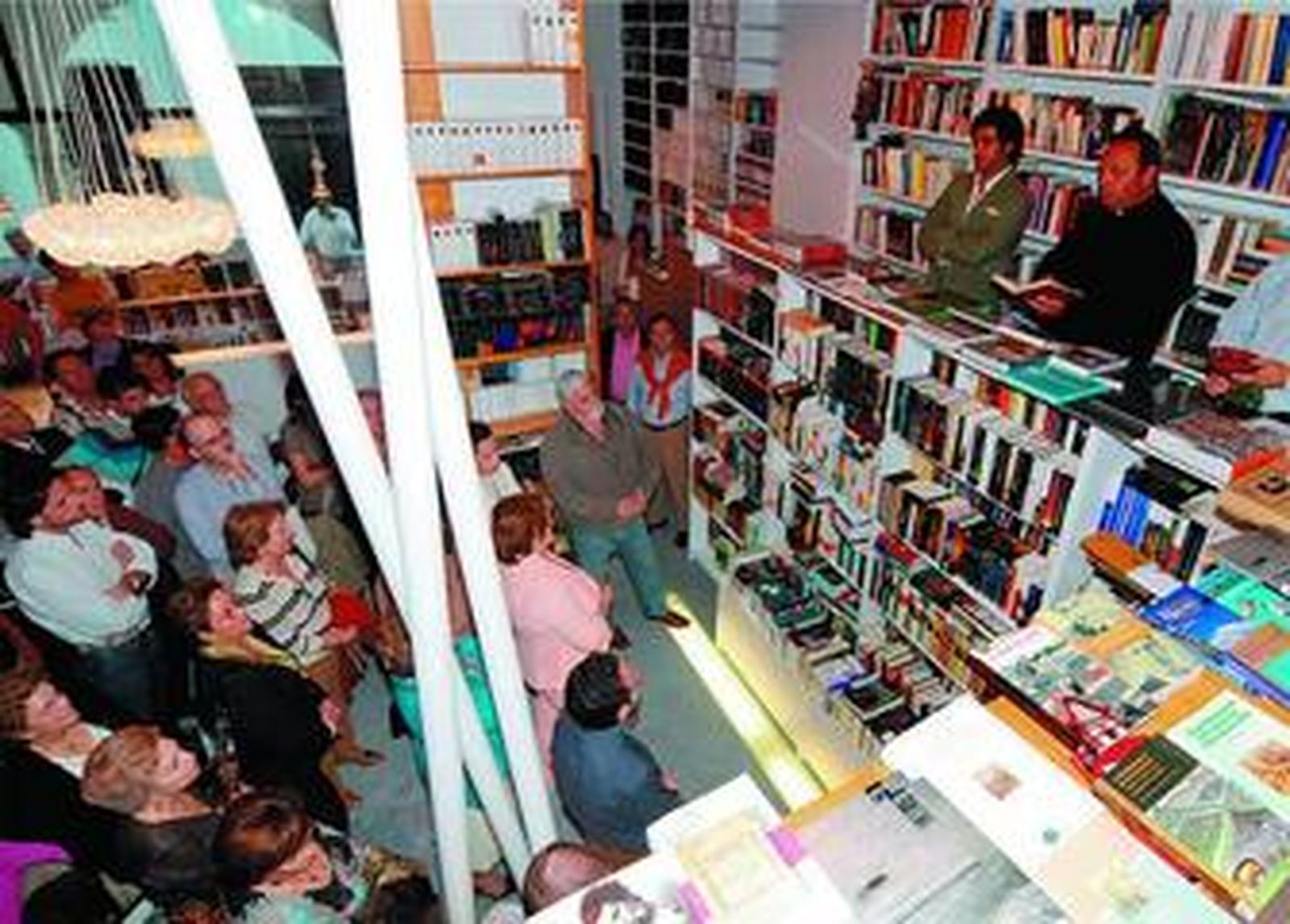 Romero Bejarano y el padre Enrique Soler ayer durante la bendición del establecimiento.