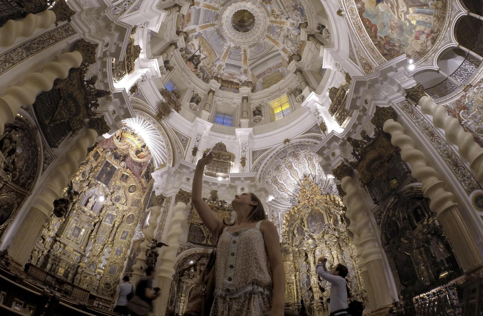 Una joven contempla la cúpula de la iglesia, joya del barroco promovida por los jesuitas en el siglo XVII.