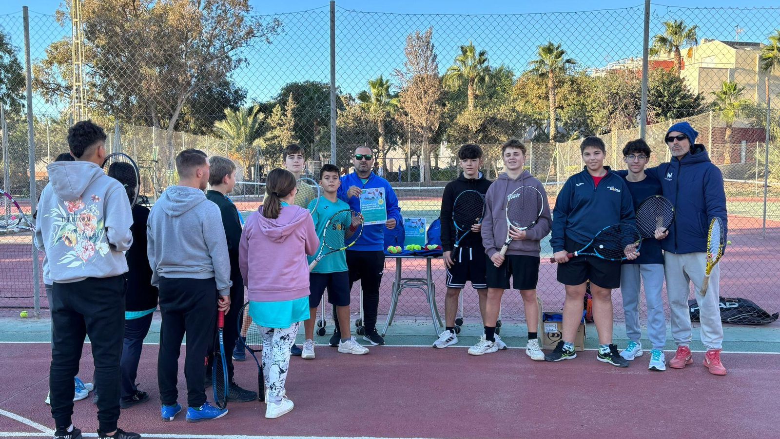 Los participantes preparados con sus raquetas para desarrollar una de las actividades.