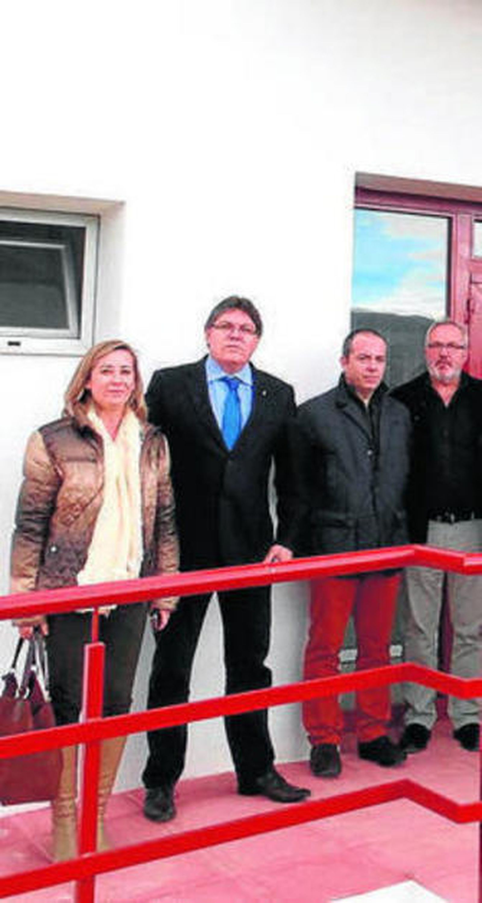 El alcalde en el centro.