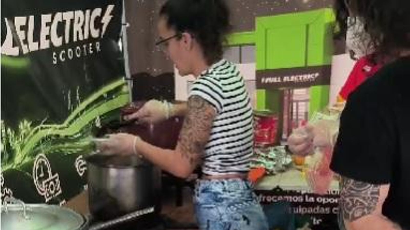 Una de las voluntarias cocinando