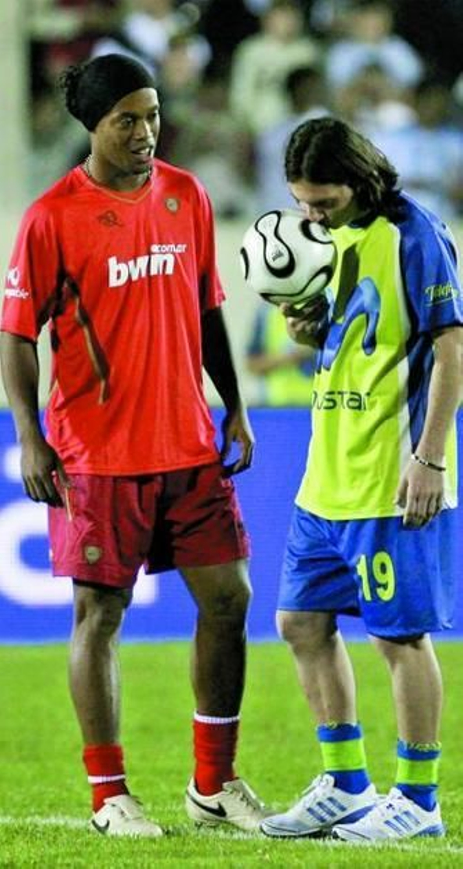 Ronaldinho y Messi, ayer en un partido benéfico en Argentina.
