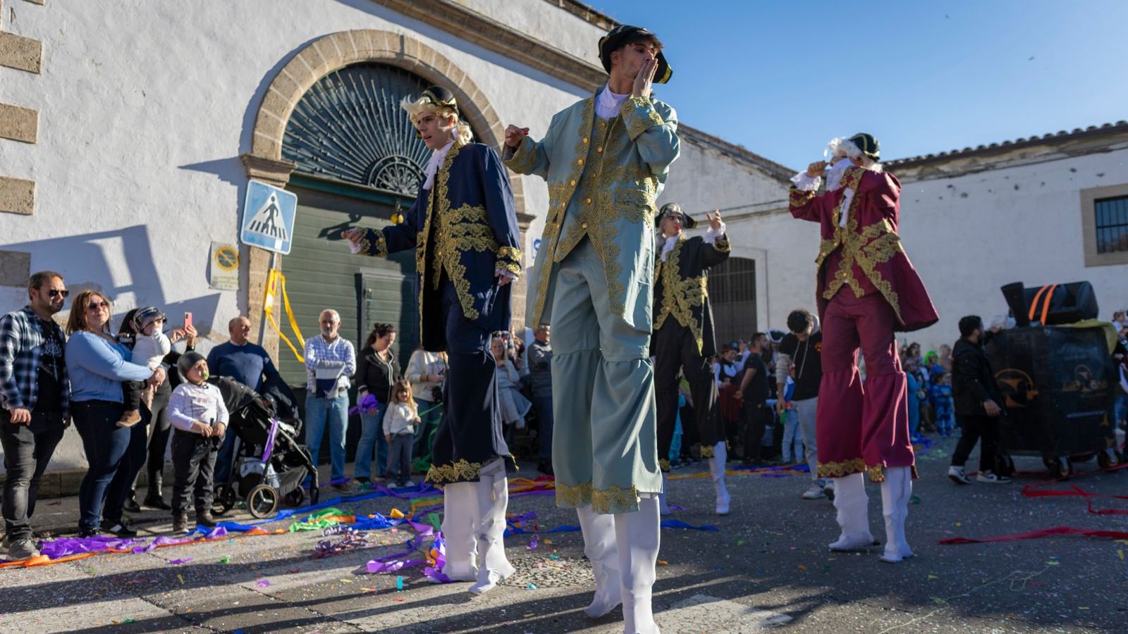 Loz zancudos, haciendo el pasacalles durante el recorrido.