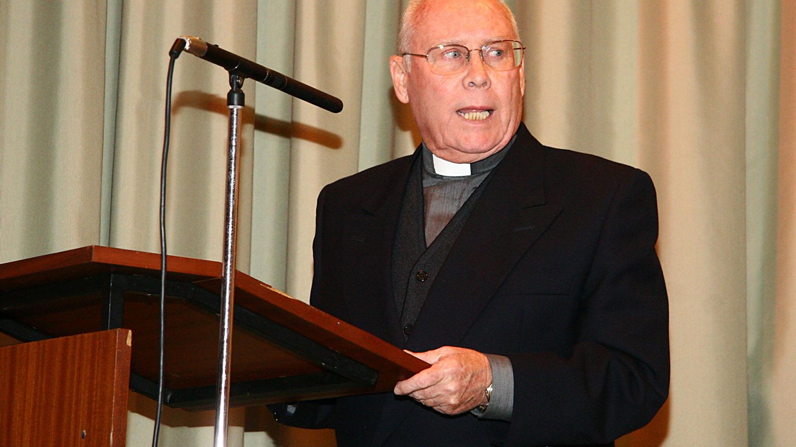 El sacerdote Juan Mairena, en la inauguración del curso 2005/06 del Colegio Mayor Sa Pablo.