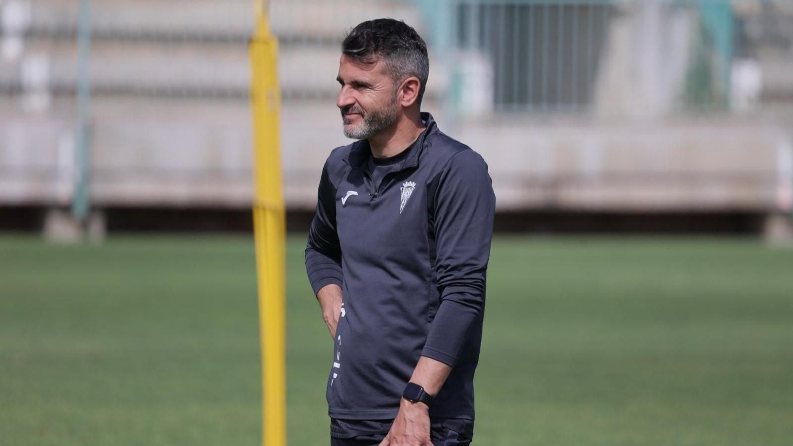 Iván Ania, entrenador del Córdoba CF, sigue el trabajo de sus jugadores.