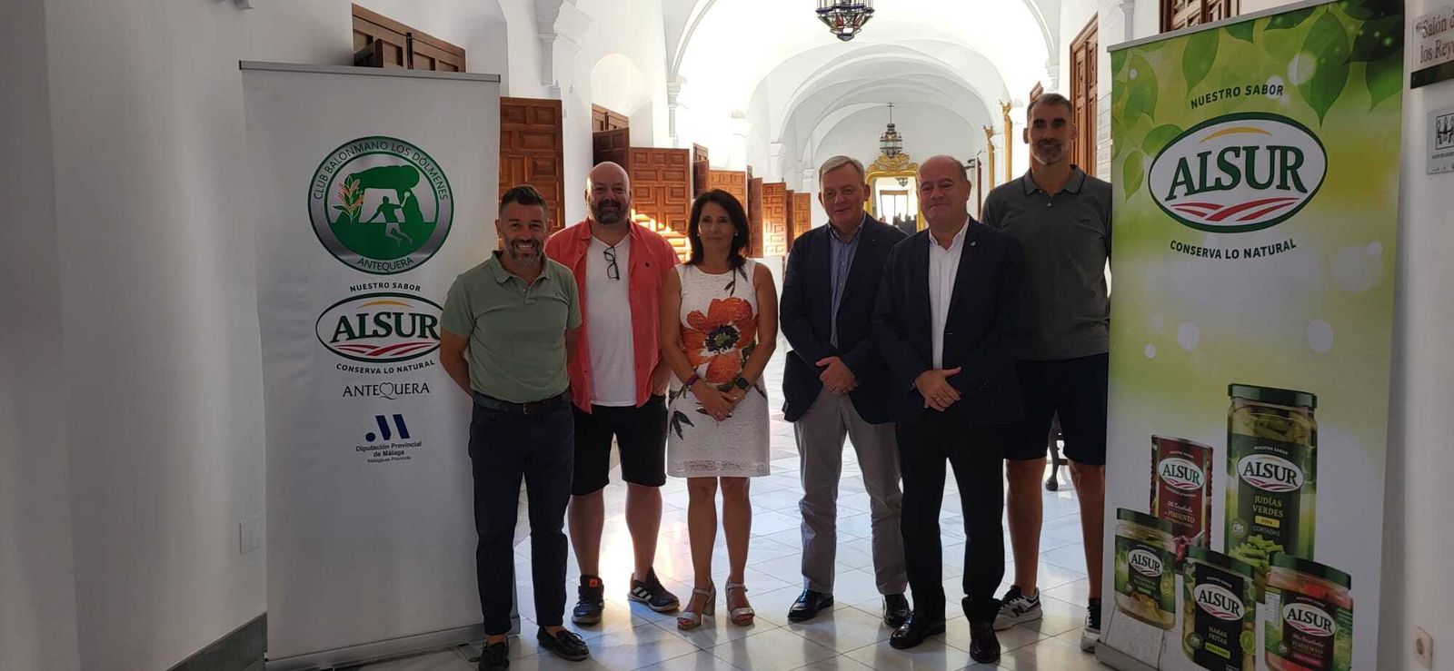 Posado tras el acuerdo con Conservas Alsur.