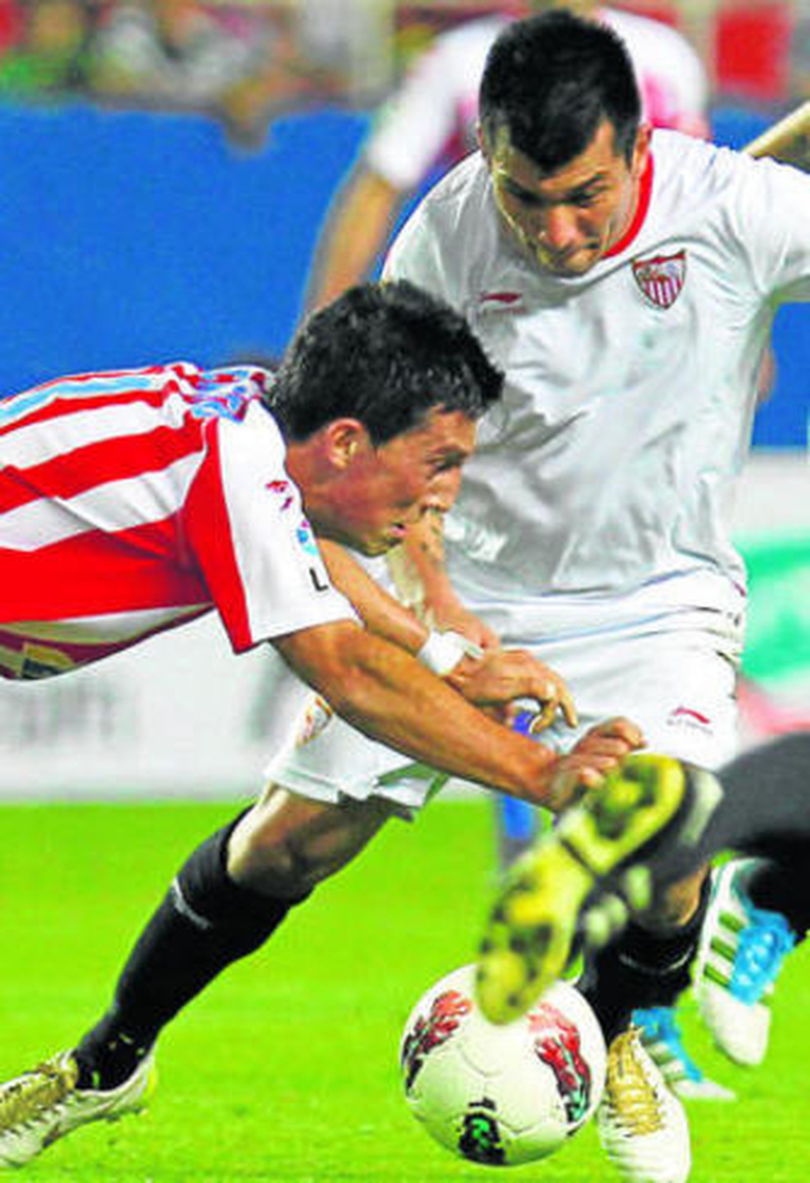 El sevillista Medel se hace con el balón ante André Castro.