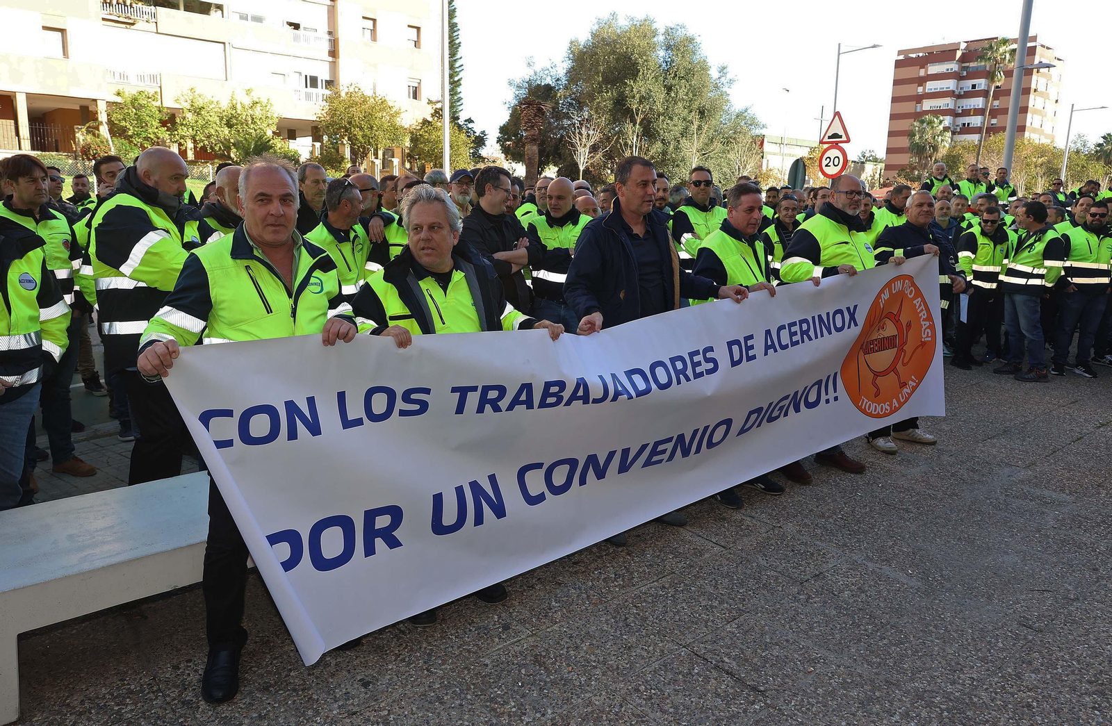 Imágenes de la entrada a los juzgados de los delegados sindicales de Acerinox en Algeciras