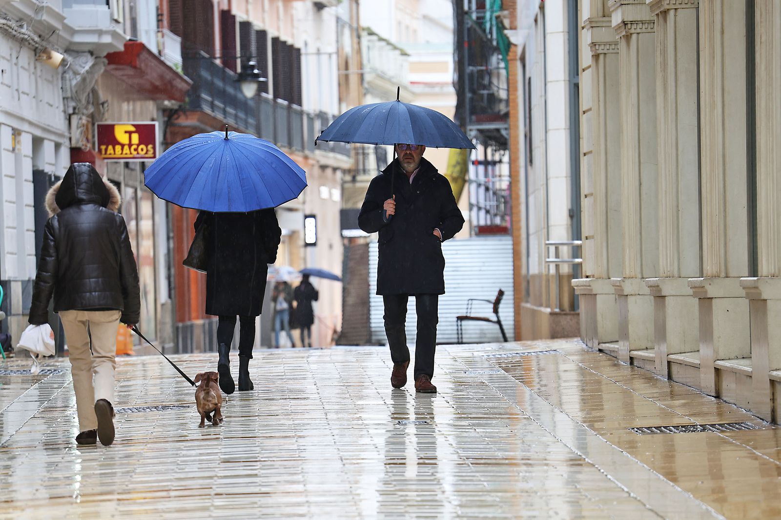 Intensas lluvias y calles desiertas en Huelva por la borrasca Marta