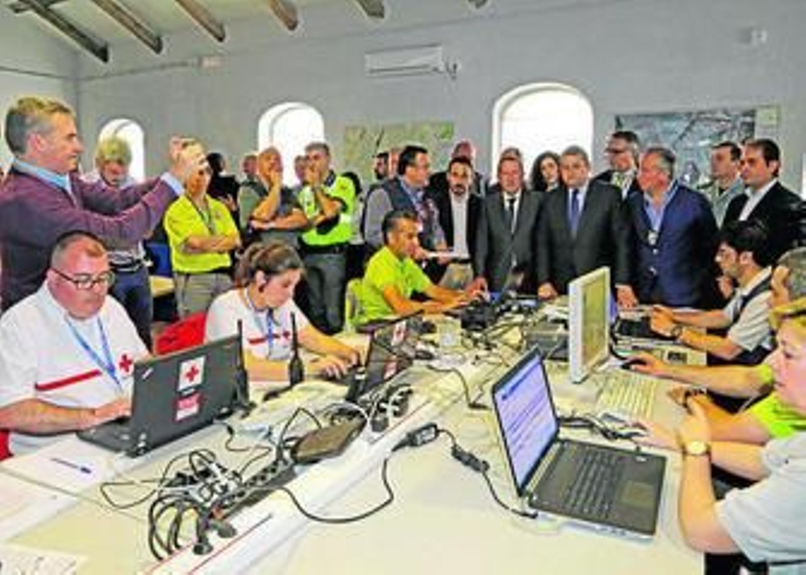 De Llera y Sanz, junto al resto de las autoridades, durante la visita al Puesto de Mando Avanzado.