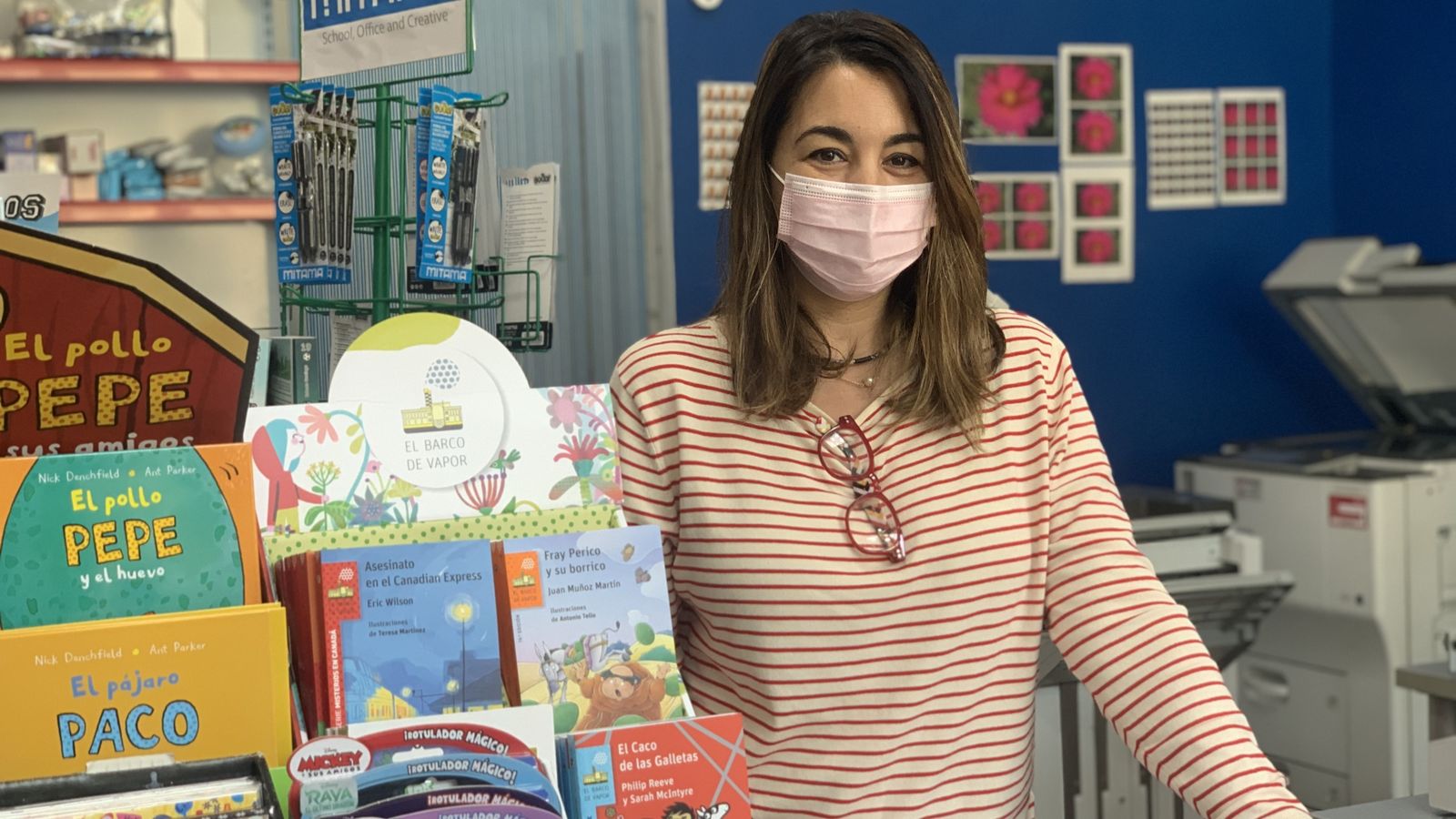 Esperanza Rodríguez, tras el mostrador de Copia Tinos.