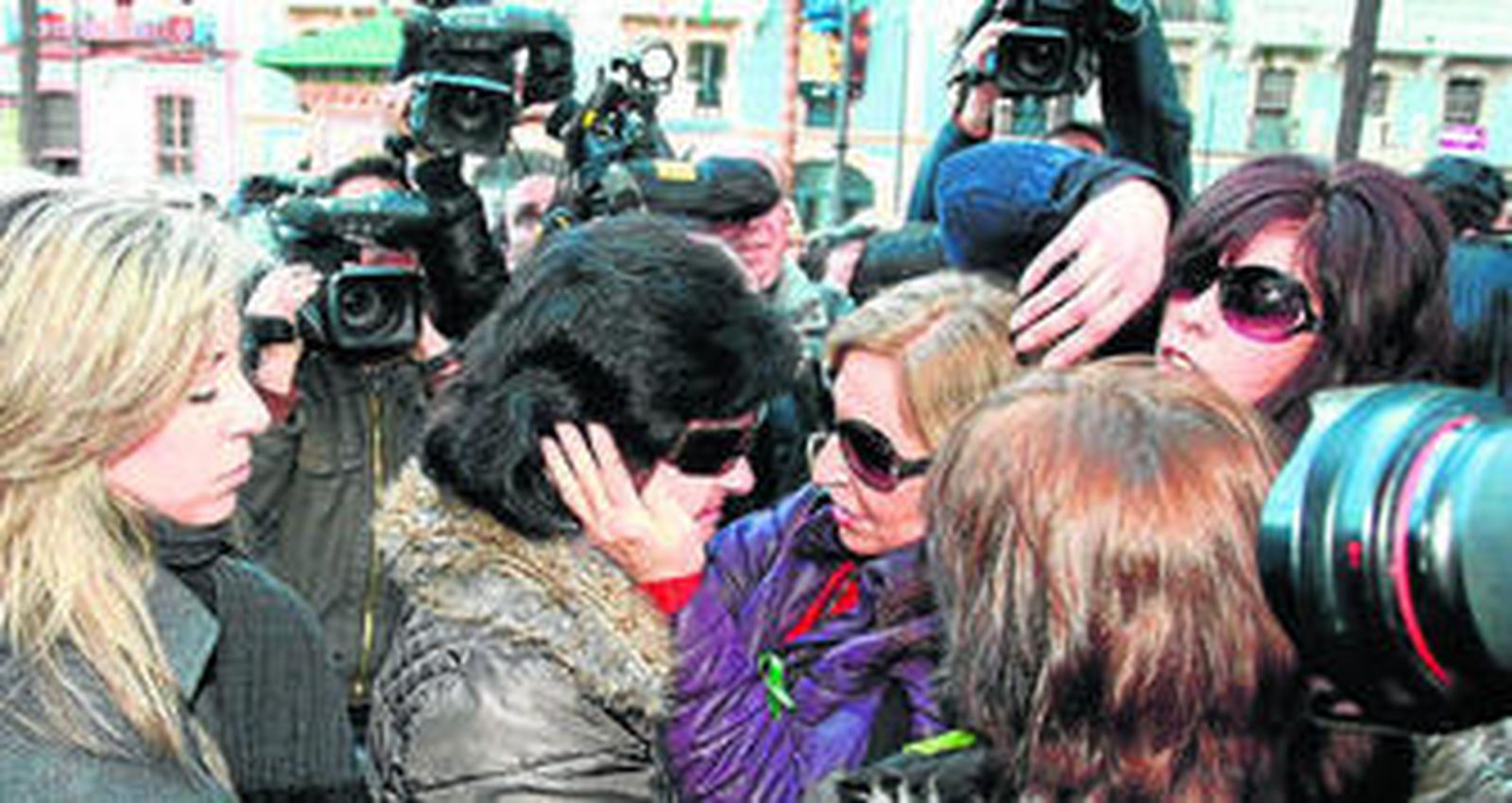 Ruth Ortiz abraza a su madre tras la manifestación en Huelva el pasado jueves.
