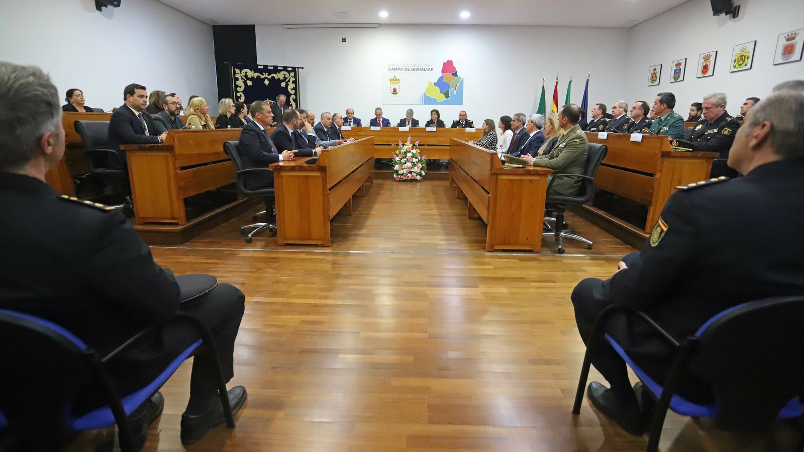 Fotos del acto de entrega de la Medalla de la Mancomunidad a la Policía Nacional