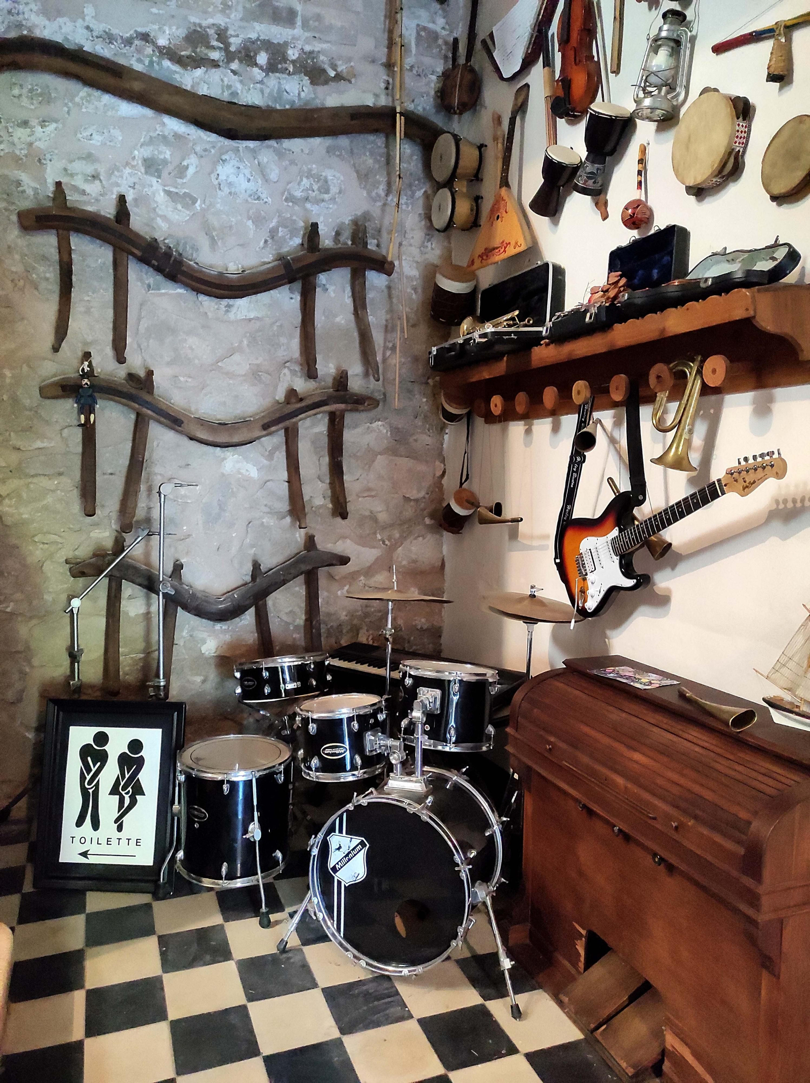 Colección de instrumentos de música.