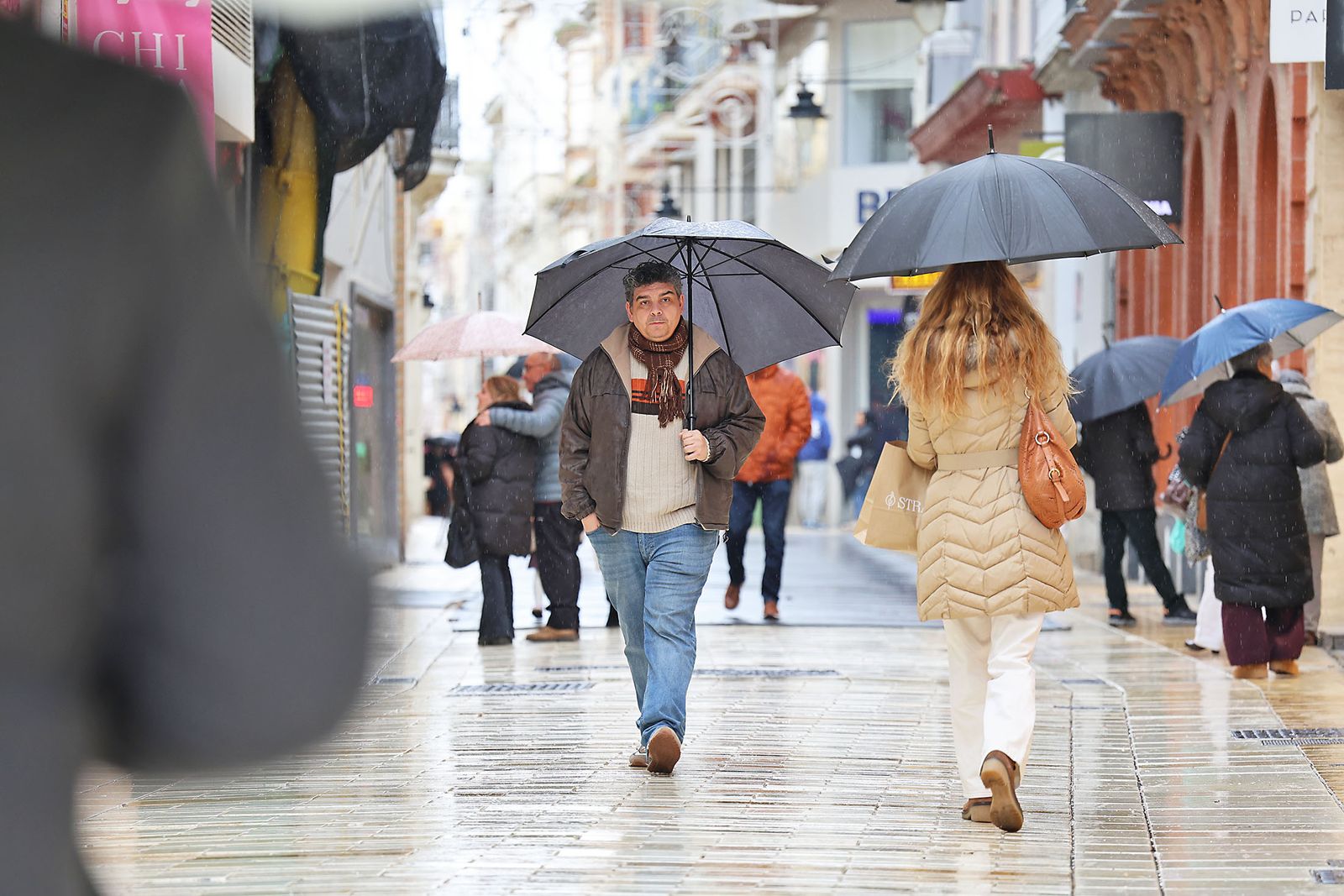 Las calles de la ciudad se inundan de paraguas en la invernal mañana de sábado