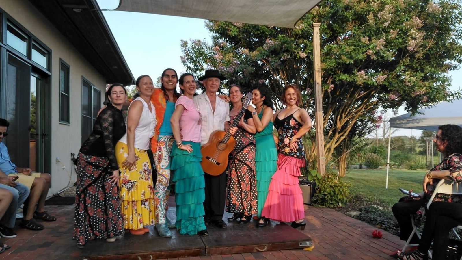 Torcuato Zamora y su grupo de bailarinas.