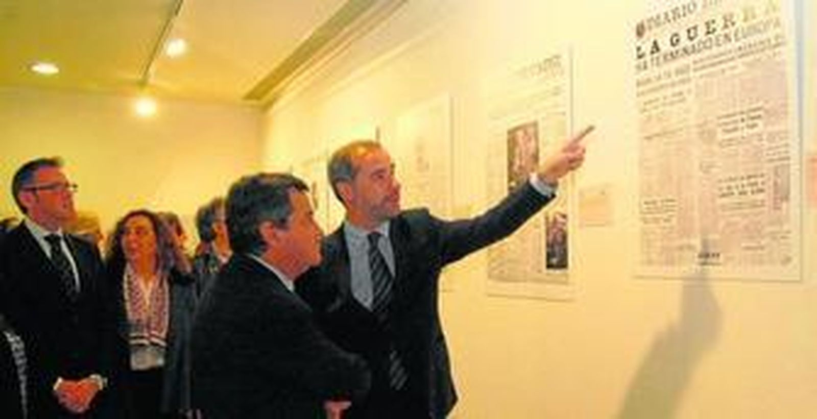 El alcalde, José Loaiza, atiende las explicaciones sobre la muestra que le ofrece el director adjunto del periódico, José Antonio Hidalgo.