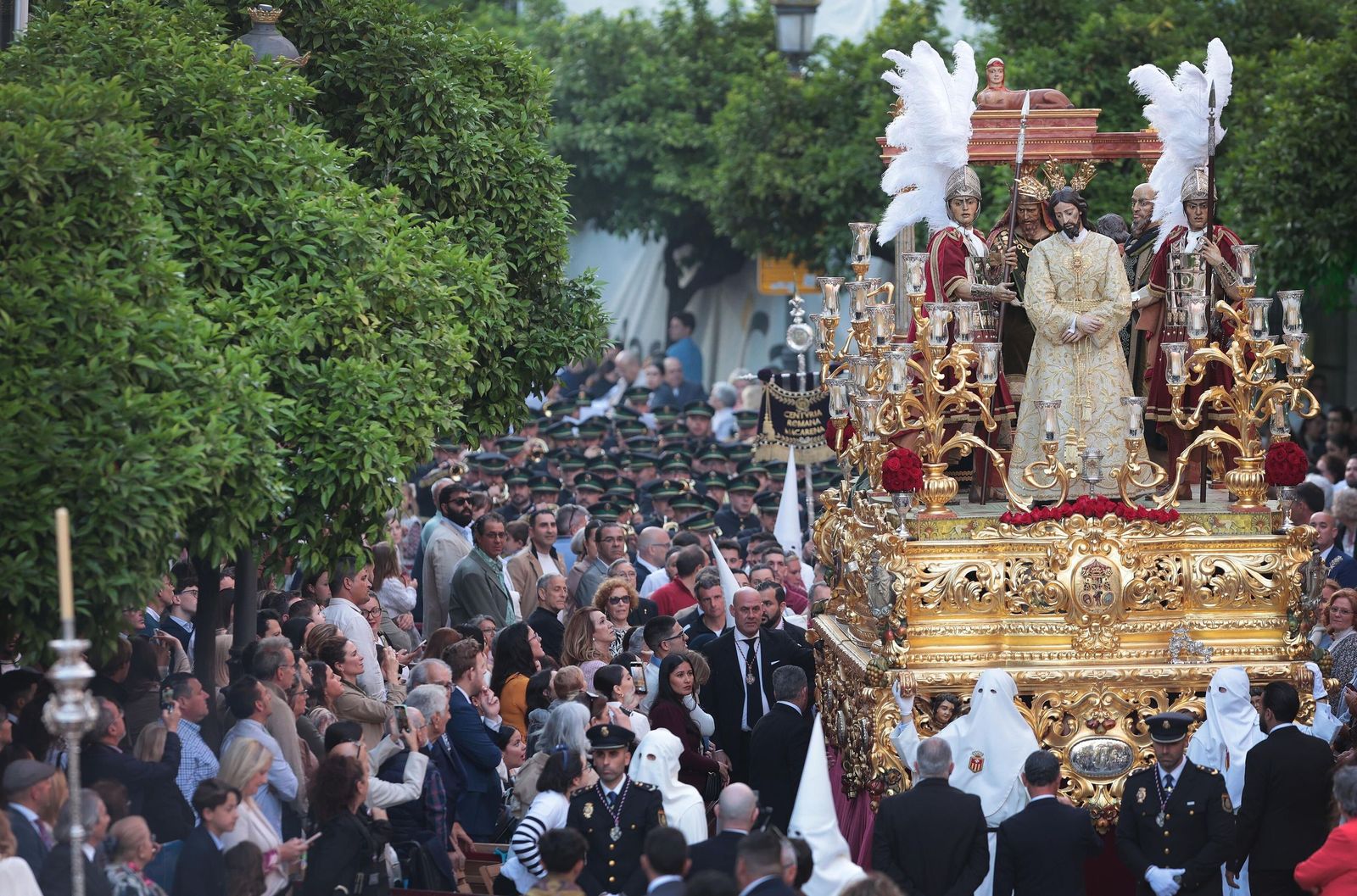 El misterio del Señor del Consuelo, de la Hermandad del Transporte, por carrera oficial.