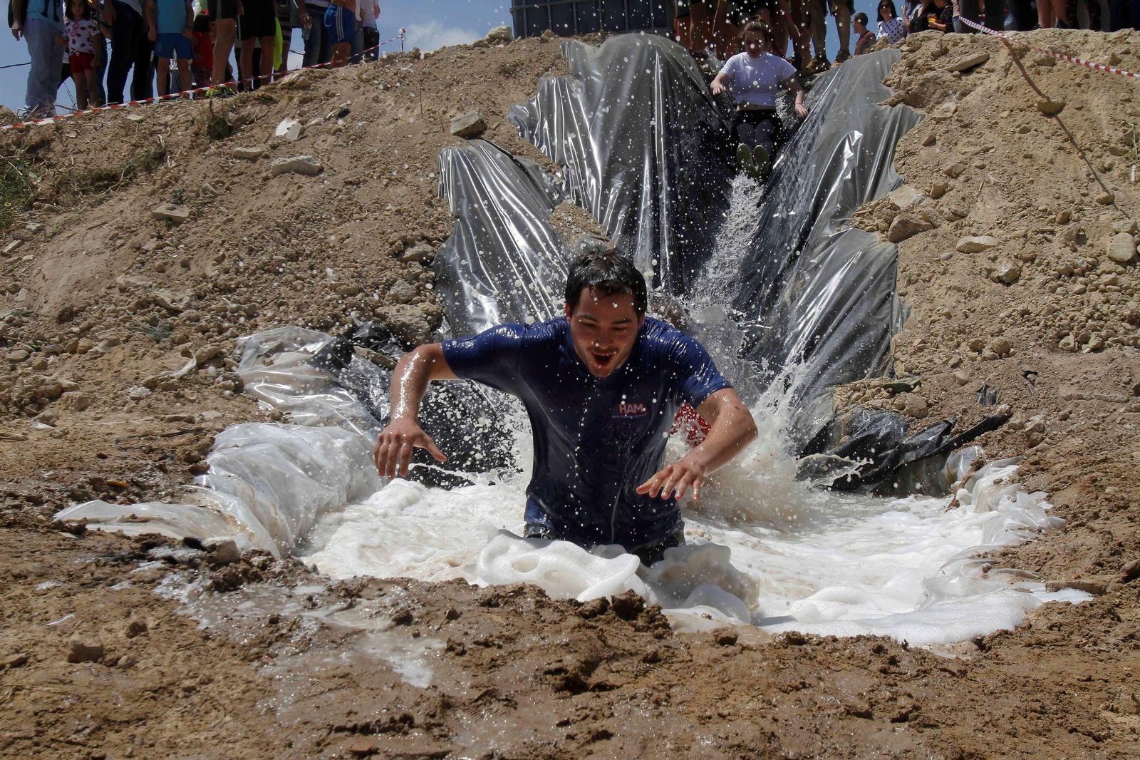 Un joven participa en la barrada de ayer.