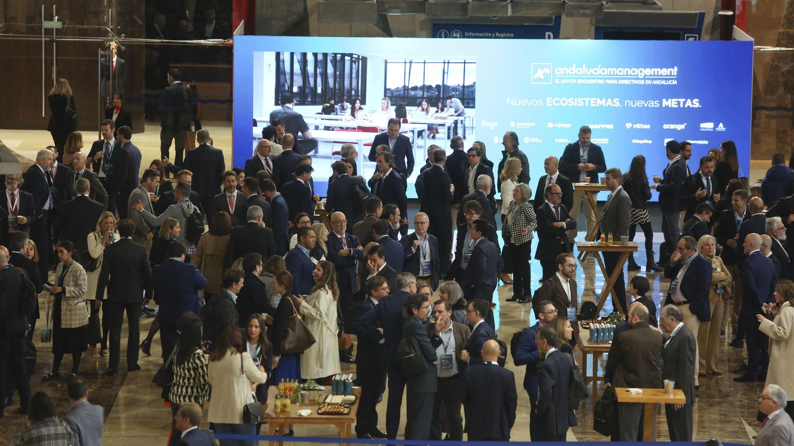 Pausa para el desayuno en el Palacio de Ferias y Congresos, que los directivos aprovecharon para departir y hacer contactos.