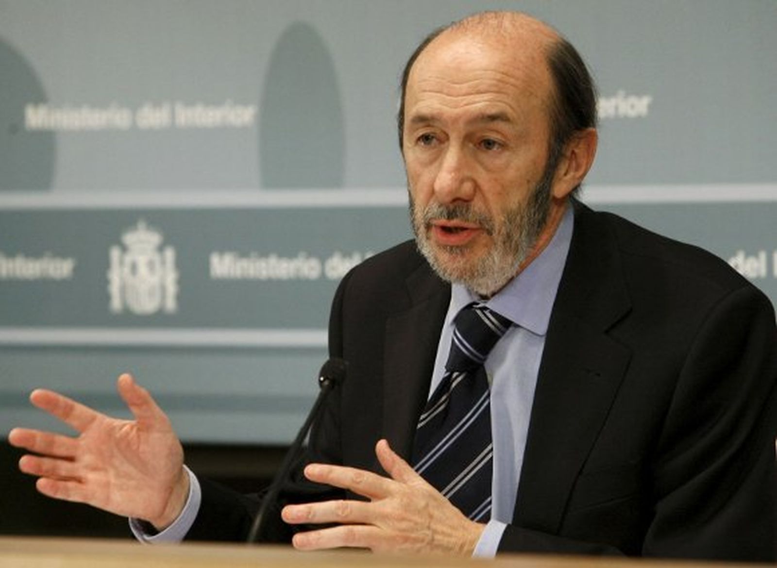 Rubalcaba asegura que no tiene información sobre una eventual tregua de ETA