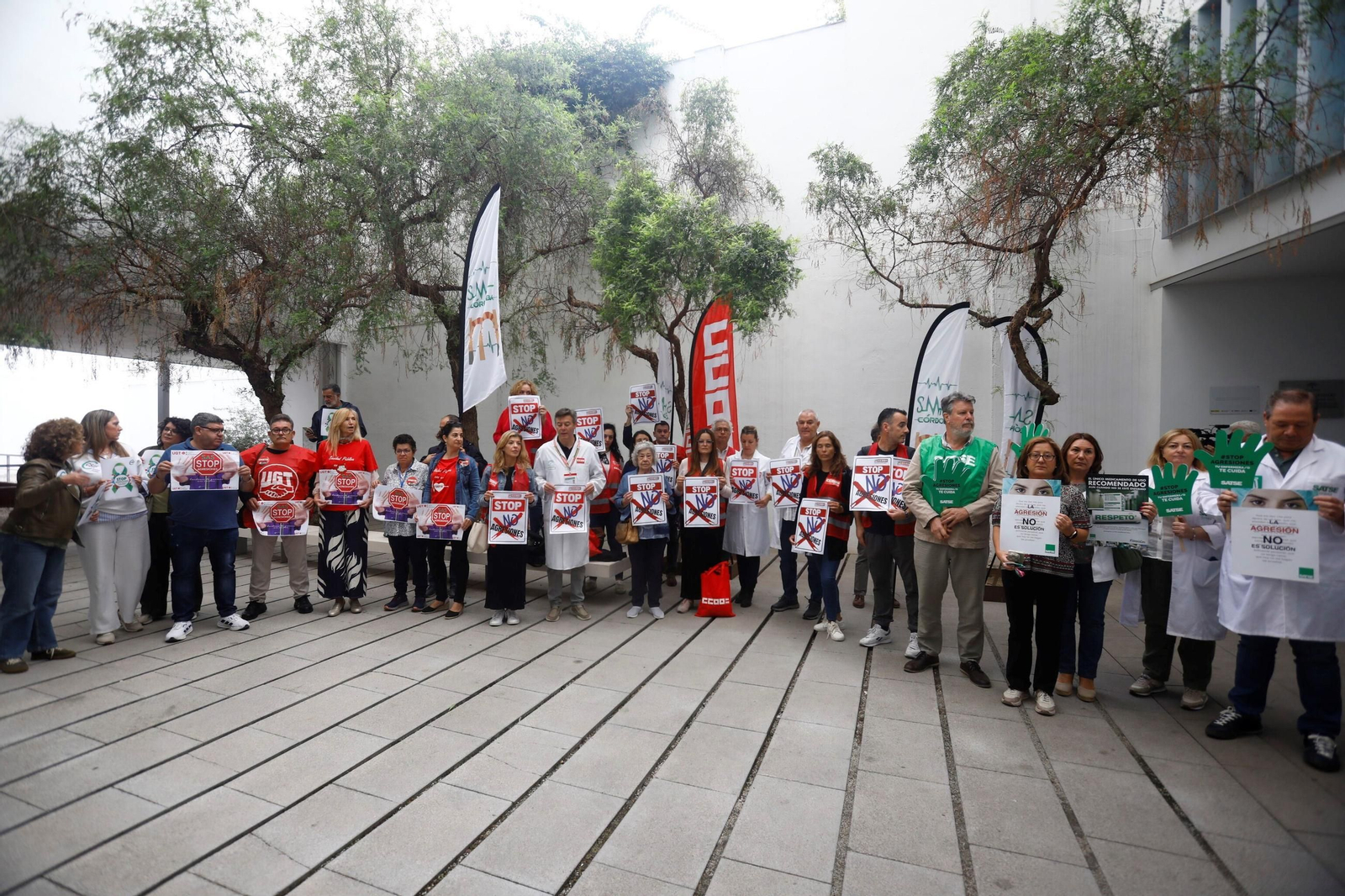 La concentración contra las agresiones al personal sanitario en el centro de salud Lucano