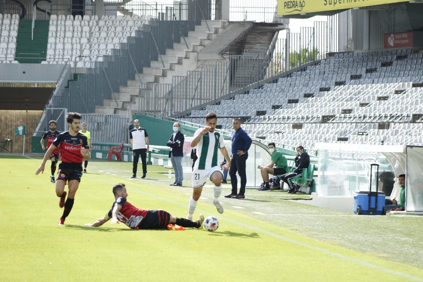 Iván Navarro se marcha de la entrada de Manolo Cano ante la presencia de Carmona.