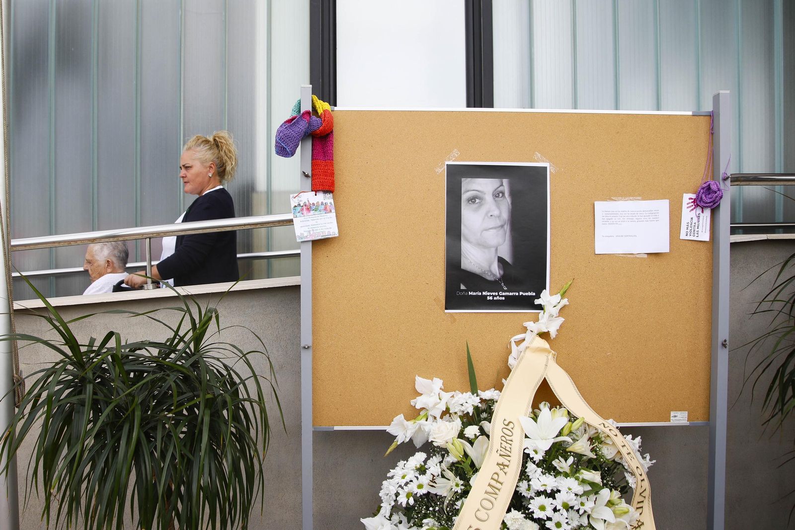 Las imágenes de la concentracion por el asesinato de Maria Nieves GP en la residencia del Zapillo en Almería