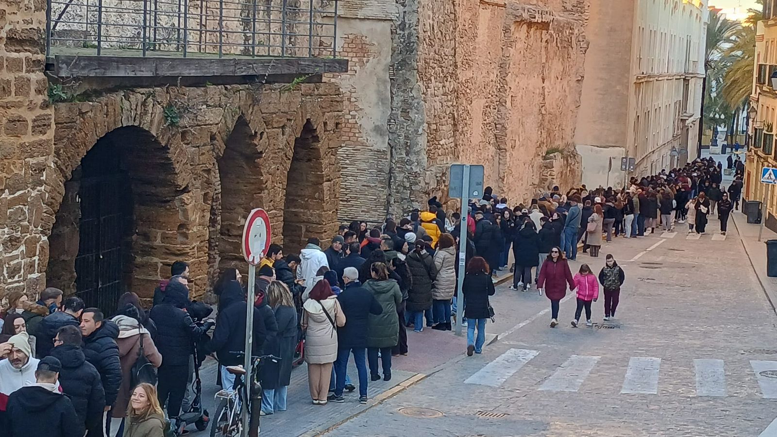 La cola para comprar una entrada para semifinales llegaba hasta el Campo del Sur a media hora de que se abrieran las taquillas en el Ayuntamiento.