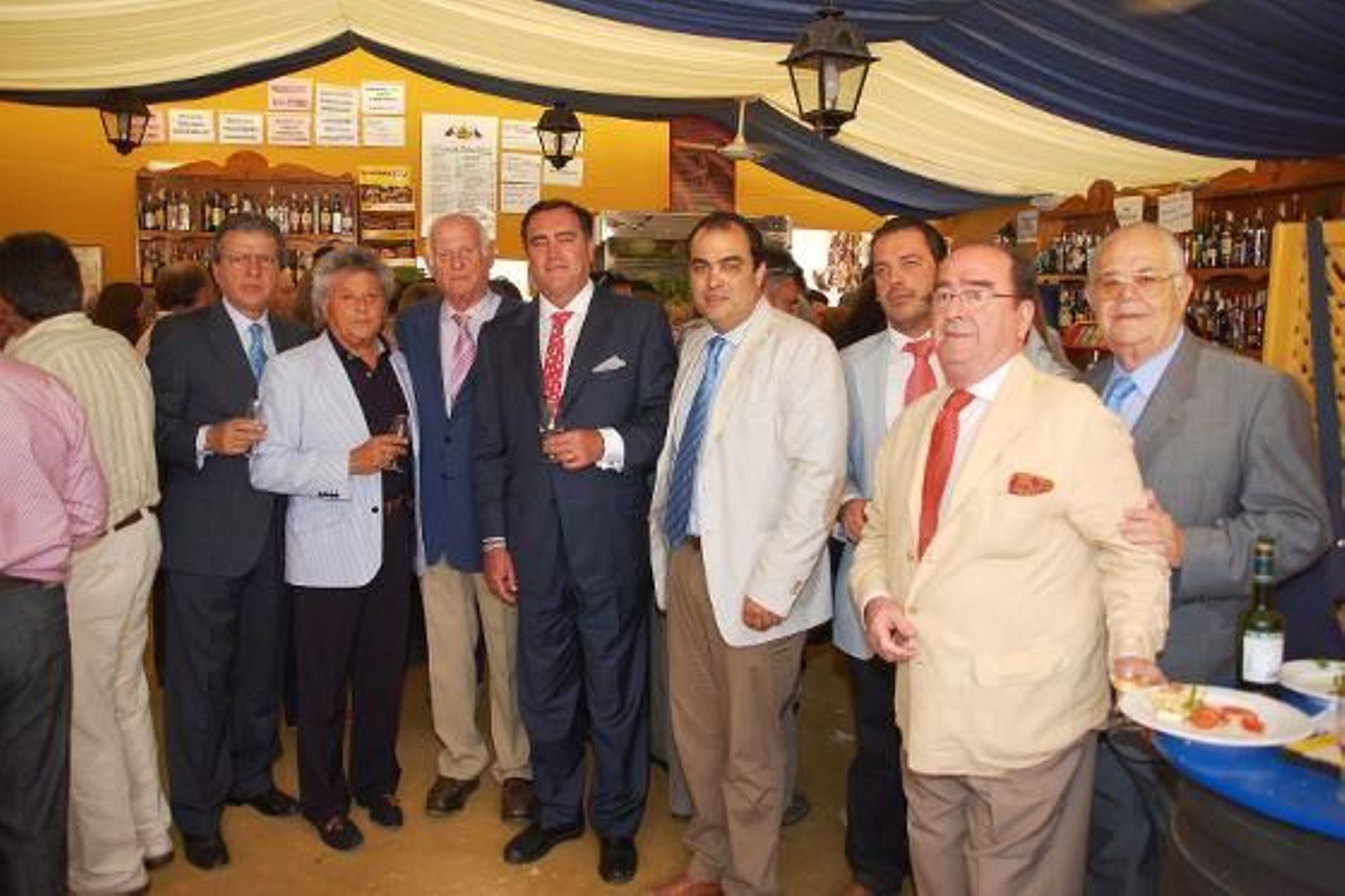 José Ramón Estévez, en un grupo en el que aparecen Manuel Herrero, el cantaor Pansequito,  David Fenández, Ignacio Bolivar, cónsul de Venezuela en Sevilla, y Javier Meseguer.

Foto: Manu Garcia