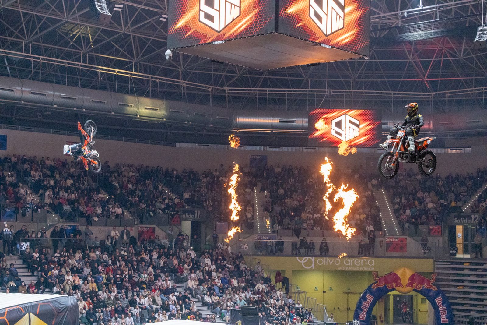 En imágenes: el Olivo Arena vibra con piruetas y motor en estado puro en el Soloflow Freestyle (2)