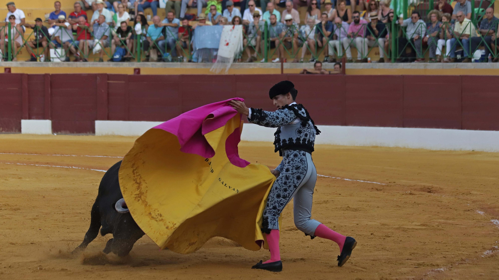 Fotos de la corrida del viernes de la Feria de La Línea: Curro Díaz, Manuel Escribano y David Galván