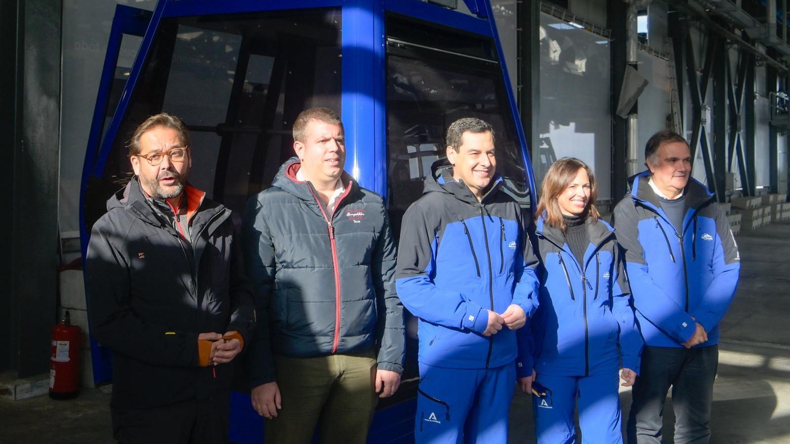 Los responsables políticos visitan el Telecabina Borreguiles, que ha sido renovado este año