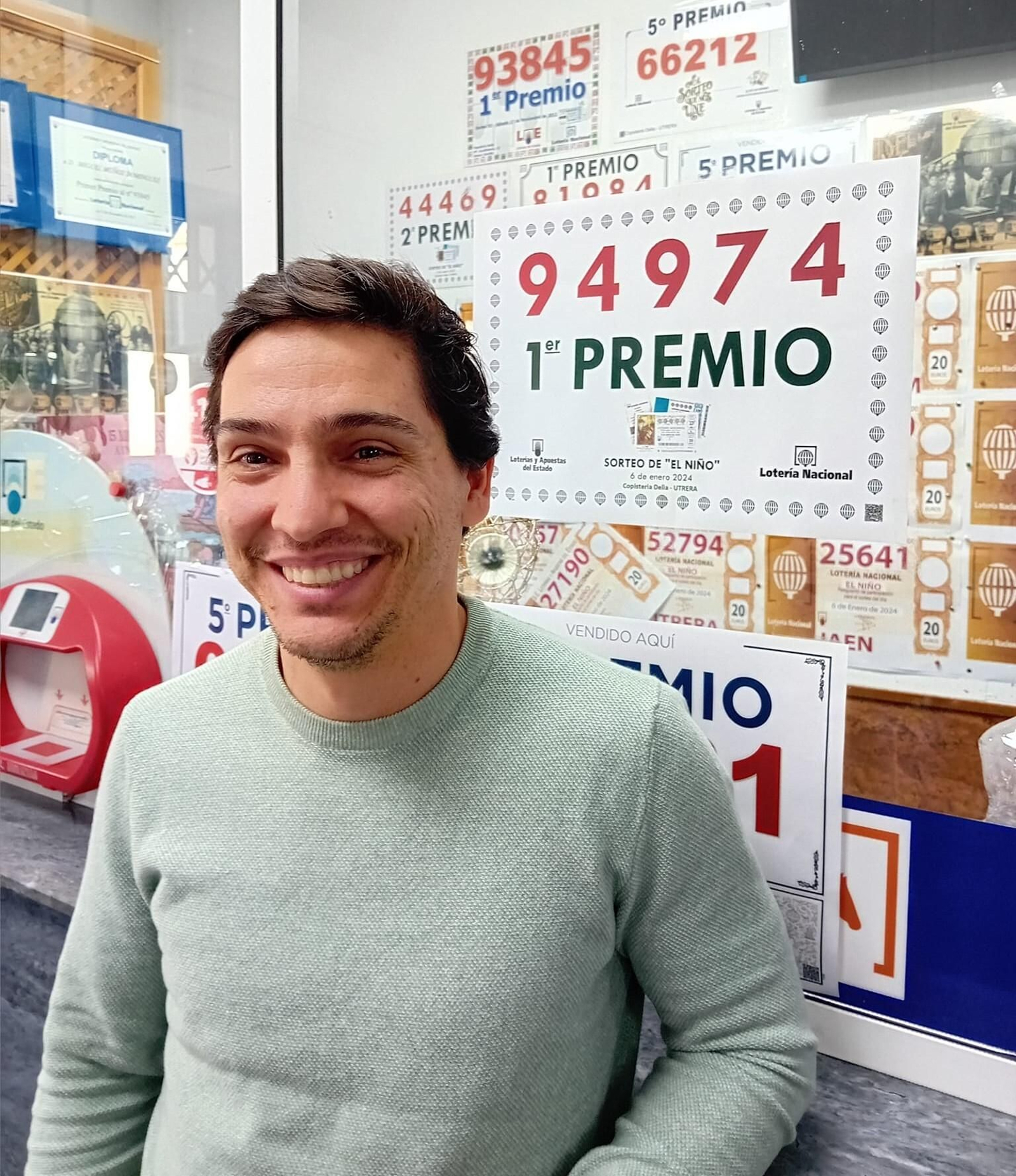 Roberto, el encargado del despacho ubicado en la copistería Delia.