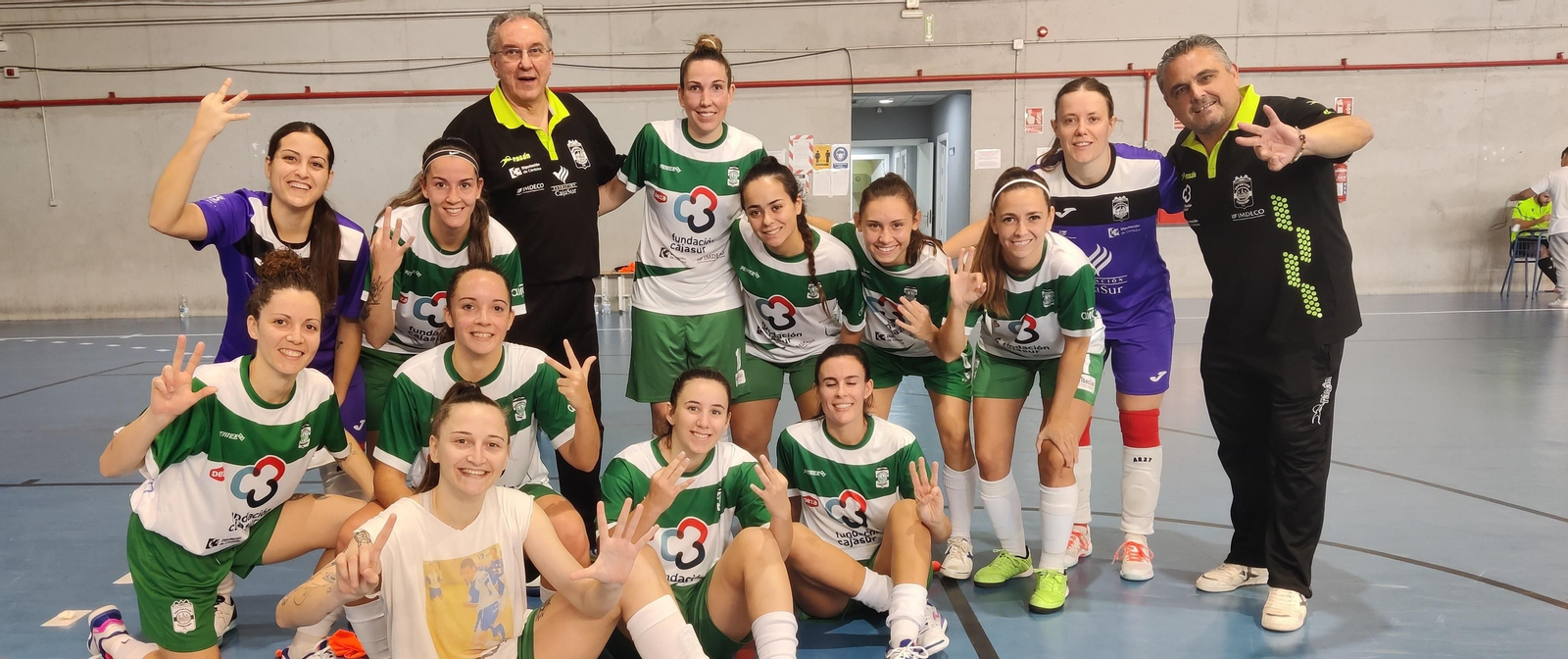 Las jugadoras del Cajasur Deportivo Córdoba celebran su triunfo en Cádiz.