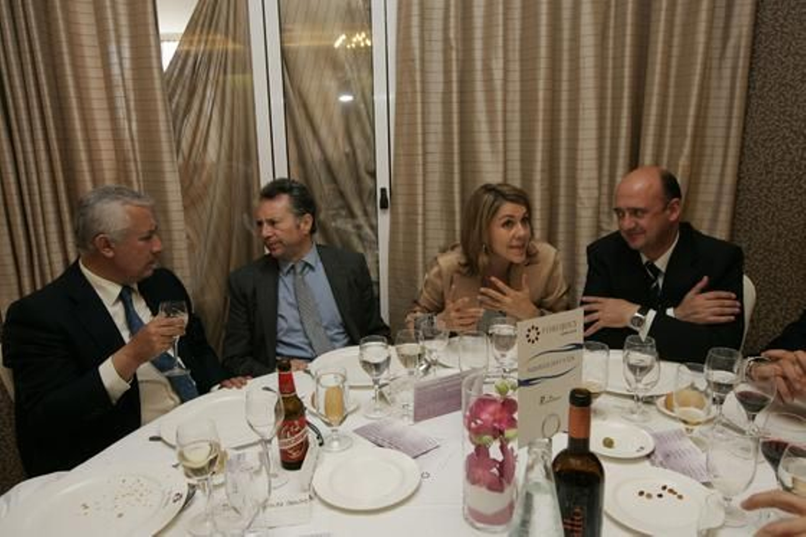 El presidente del Grupo Joly junto con Javier Arenas, presidente de los populares andaluces, la secretaria general del PP, María Dolores de Cospedal y el presidente de PhiloSeed, Manuel López Fernández.

Foto: J. Alonso/ R. Gonzalez