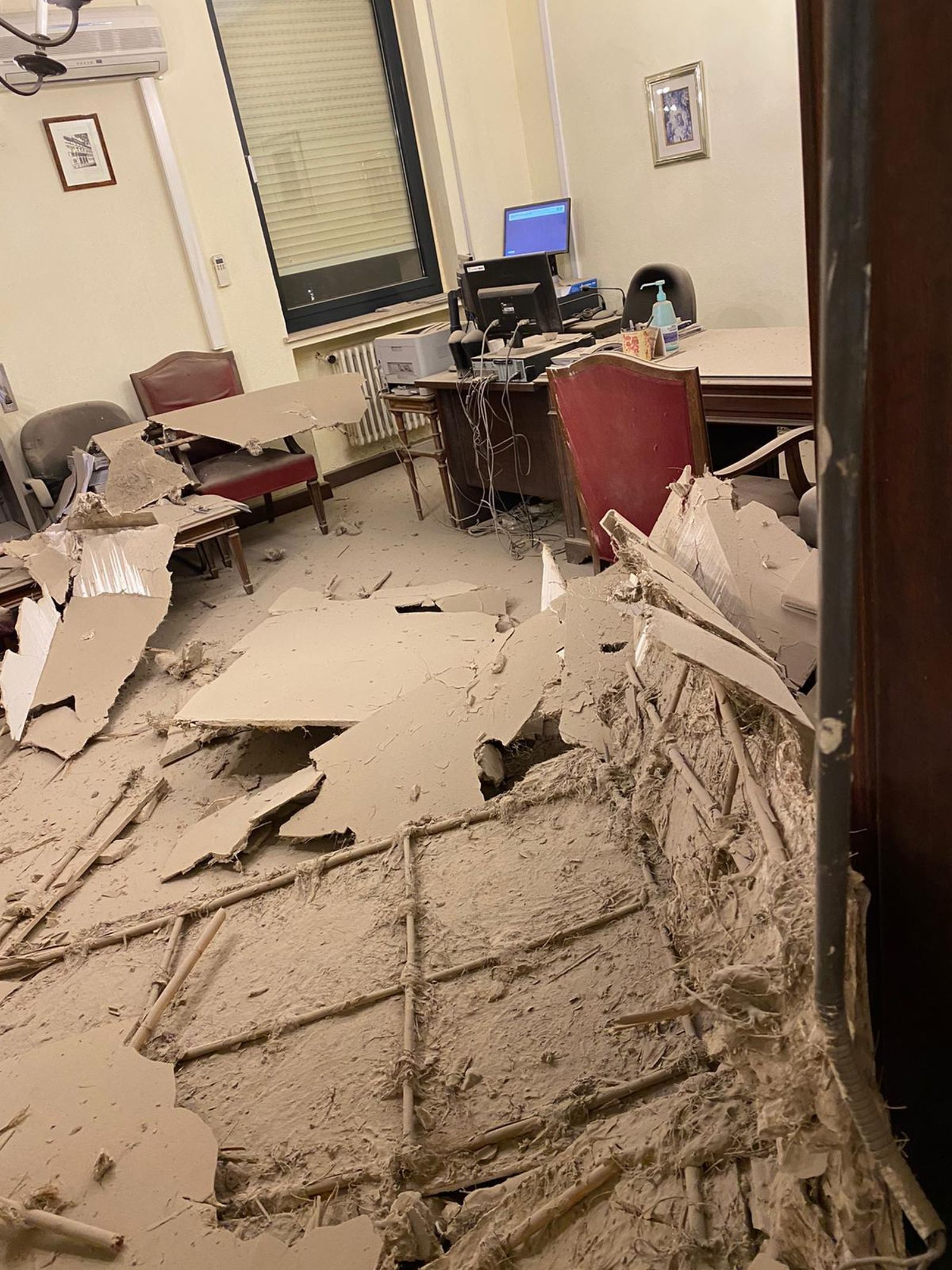 Se desploma parte del techo de escayola del despacho de una juez de Sevilla