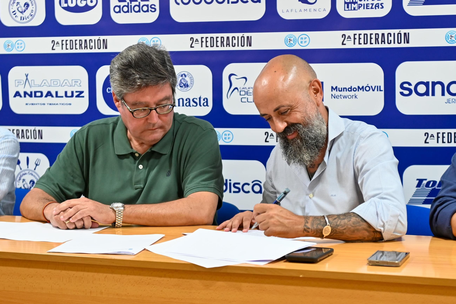 Imágenes de la firma del convenio entre Ayuntamiento y Xerez CD