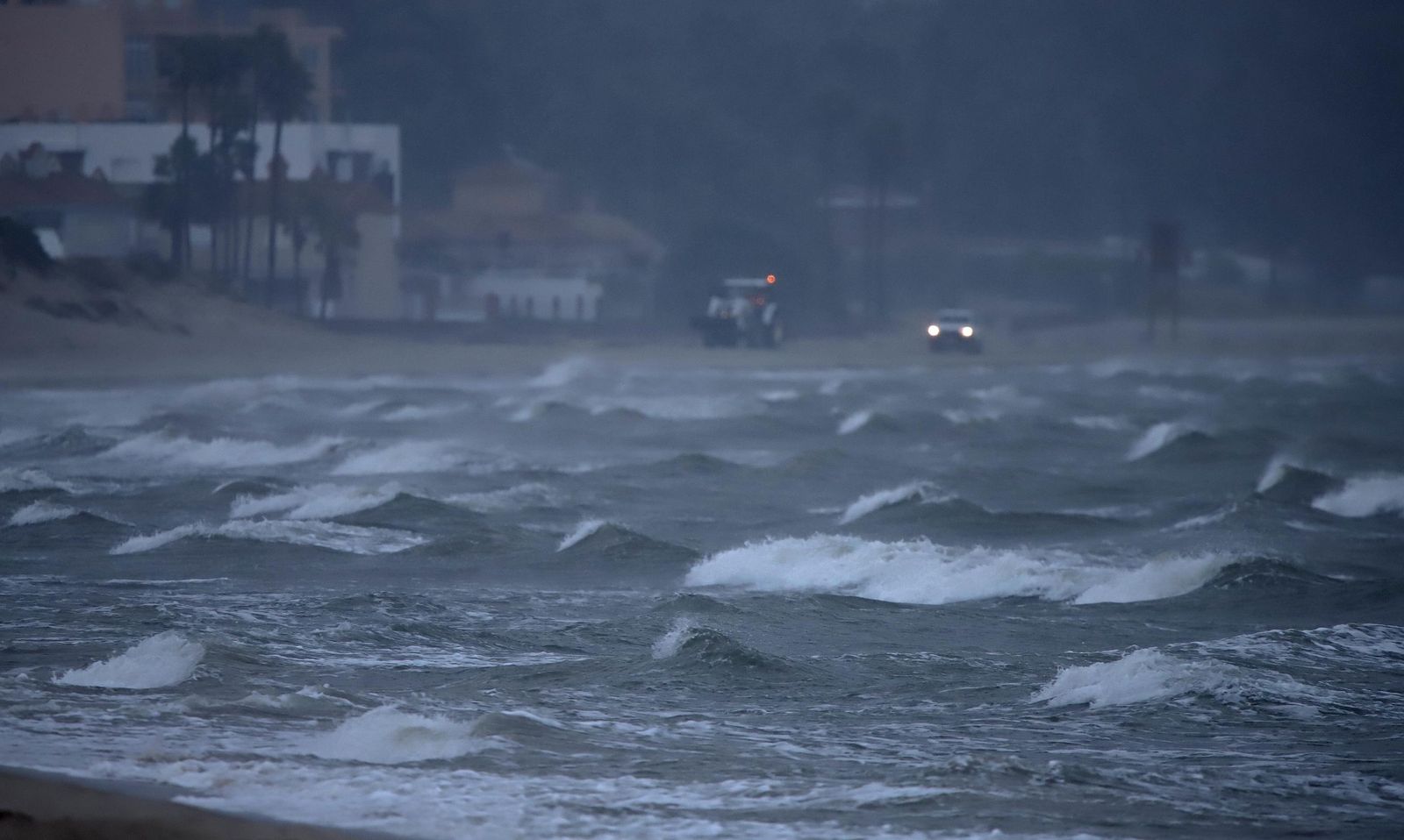 Fotos de la borrasca Joseph: Rachas de 100 km/h cierran el Estrecho y colapsan el Puerto de Algeciras