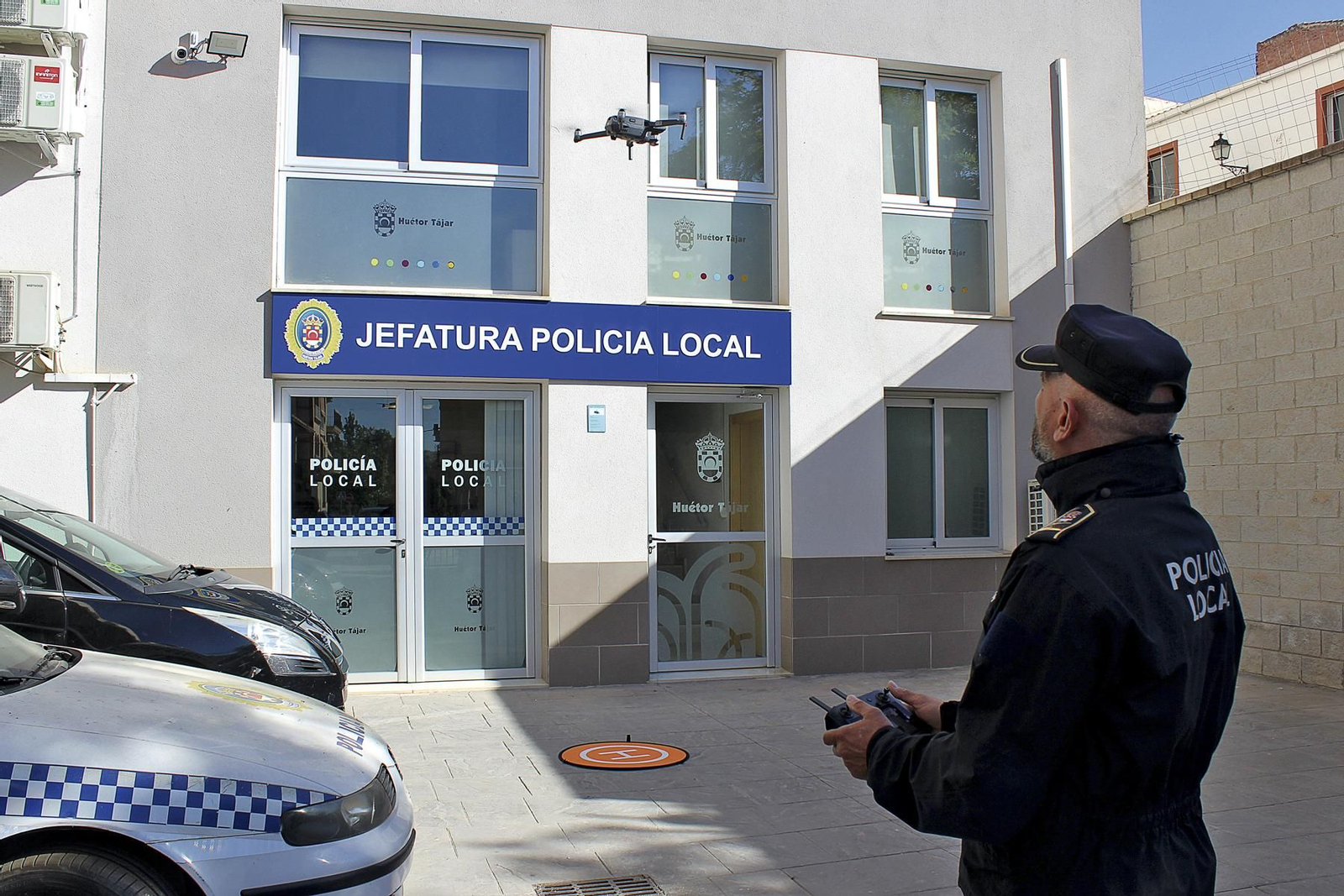 Imagen de un agente controlando el dron