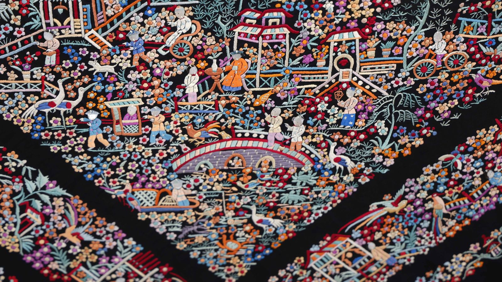 Detalles en nácar, bordados y flecos, todos los detalles de los mantones de Foronda.