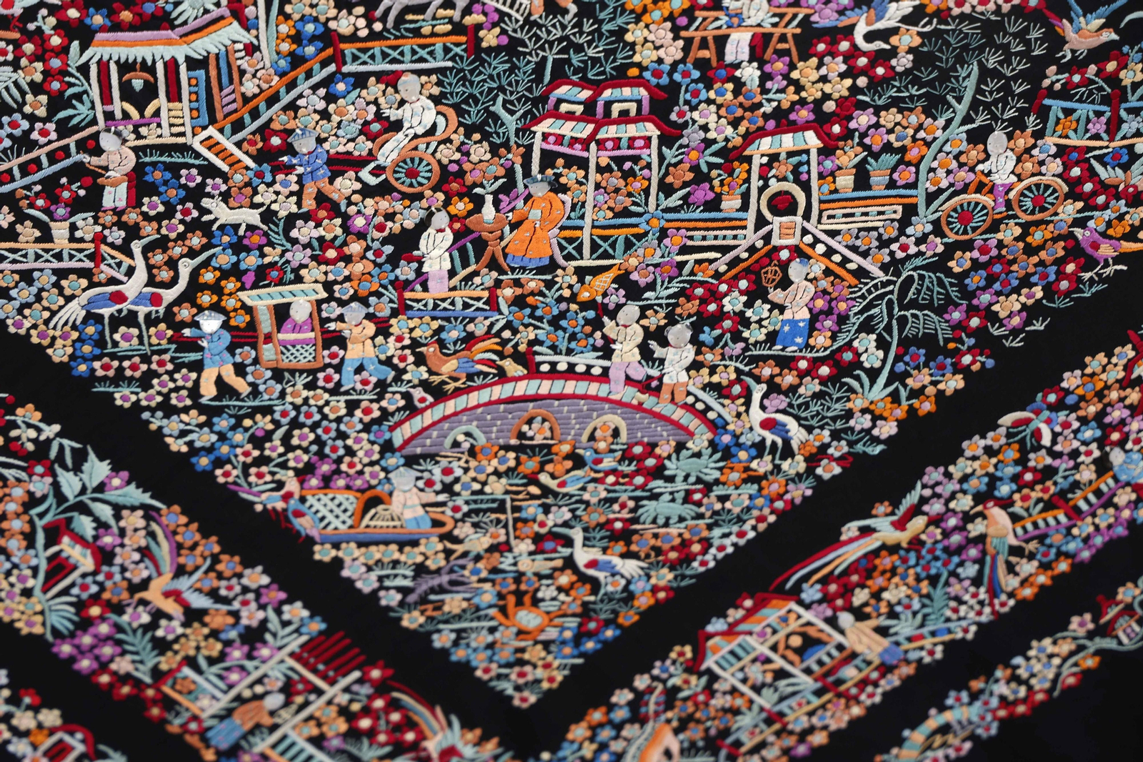 "Detalles en nácar, bordados y flecos, todos los detalles de los mantones de Foronda, en imágenes"